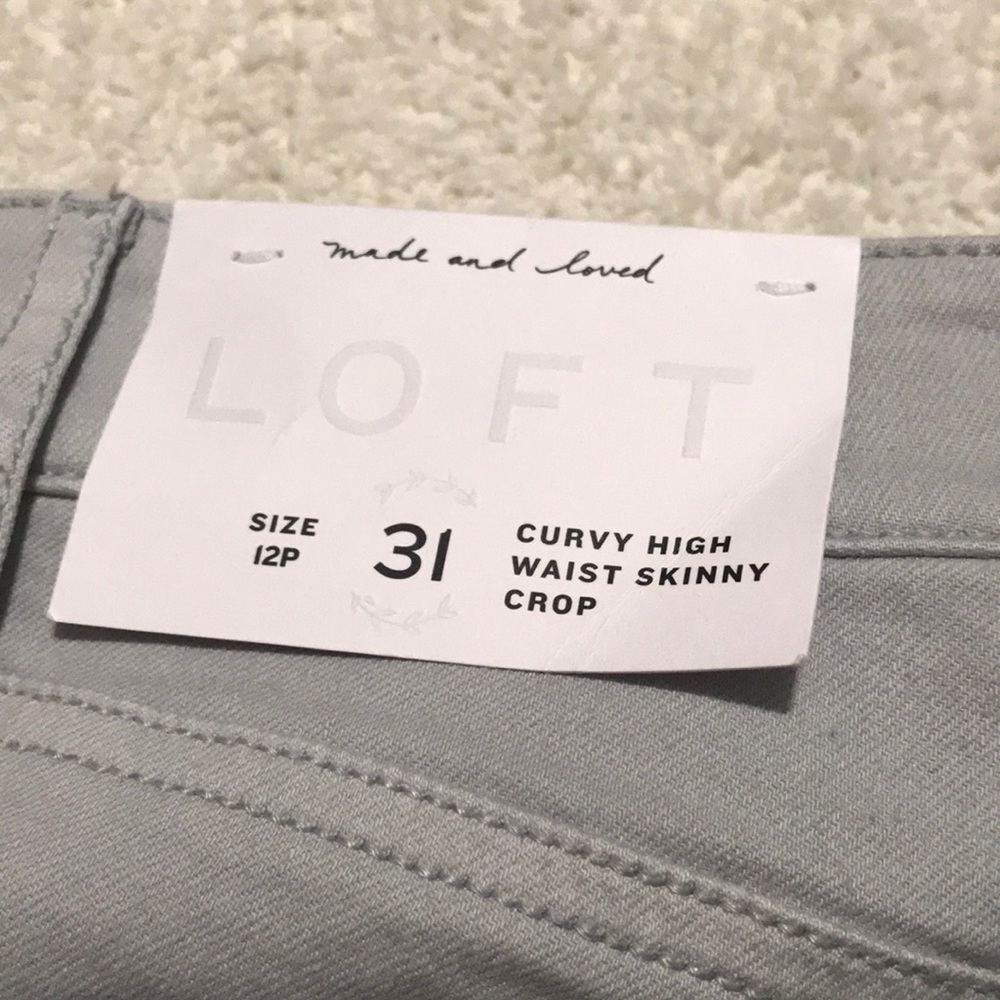 NWT LOFT Gray Curvy high waist skinny crop jeans w/white banding on frayed leg - Picture 5 of 11